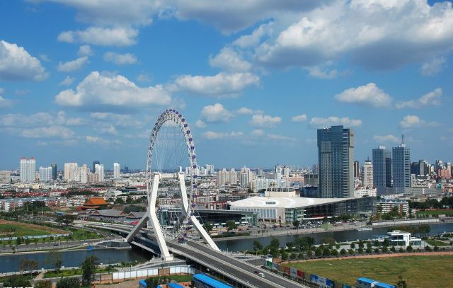 古韵天津街,油纸伞下凝望远方